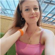 Studentessa universitaria impartisce lezioni di matematica